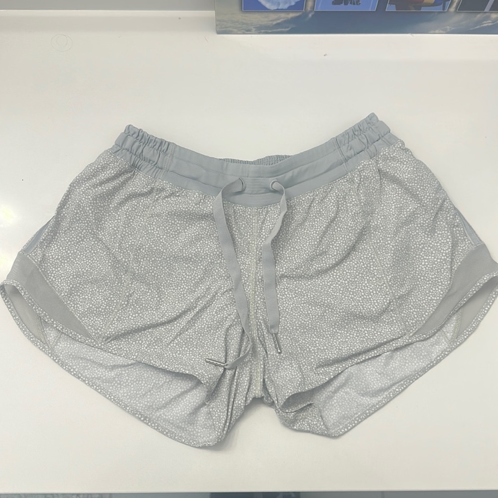Lululemon Hotty Hot Grey Patterned Shorts Size 6 Perfect Condition 2.5” Inseam